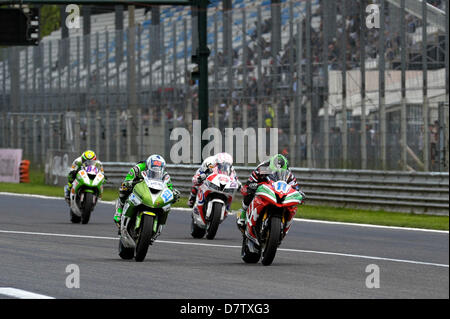 Monza, Italie. 12 mai 2013. Sam Lowes(R) et Florian Marino (L) à la course pendant les Championnats du Monde Superbike de Monza. Credit : Action Plus Sport Images/Alamy Live News Banque D'Images