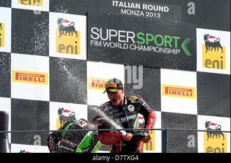 Monza, Italie. 12 mai 2013. Sam Lowes célèbre sa victoire de la course Supersport catégorie lors du Championnat Superbike de Monza. Credit : Action Plus Sport Images/Alamy Live News Banque D'Images