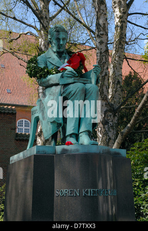 Anniversaire nimbés statue de Soeren Kierkegaard né le 5 mai 1813, commémorant son 200e anniversaire à la Bibliothèque Royale Garden Banque D'Images