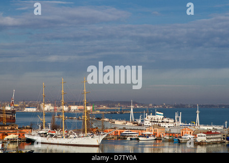 Grue de chargement du navire, et séchoir à grains dans le port d'Odessa, Ukraine Banque D'Images