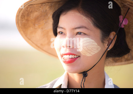 Portrait de femme de la région rétro-éclairé portant des vêtements traditionnels, près de Mandalay, Birmanie Banque D'Images