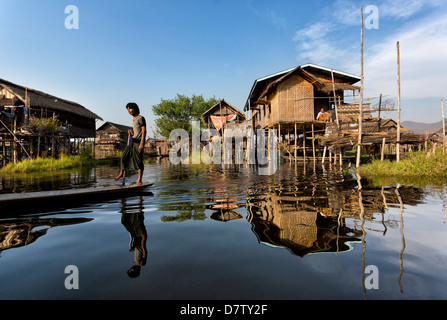 Les maisons construites sur pilotis dans le village de Nampan sur le bord de lac Inle, l'État Shan, en Birmanie Banque D'Images