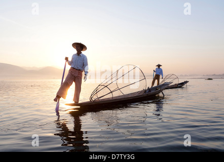 Les pêcheurs d'aviron jambe ethnie Intha au coucher du soleil sur le lac Inle, lac Inle, l'État Shan, en Birmanie Banque D'Images