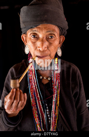 Femme de la tribu d'Ann dans la porte de sa maison à une colline village près de Kengtung, l'État Shan, en Birmanie Banque D'Images