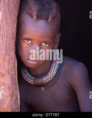 Jeune garçon Himba avec cheveux tressés, région de Kunene (anciennement Kaokoland) dans l'extrême nord de la Namibie Banque D'Images