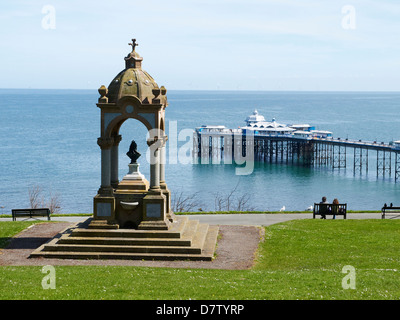 La jetée de Llandudno avec fontaine d'eau potable vu de Happy Valley jardin, Pays de Galles UK Banque D'Images