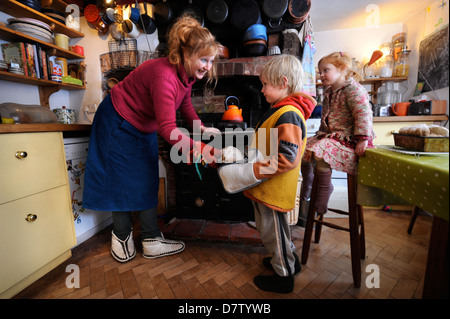 Une famille rurale d'Herefordshire qui utilisent du bois pour alimenter le chauffage et la cuisine dans leur gamme House UK Banque D'Images