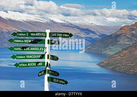 Toutes les directions sign post, Queenstown, Otago, île du Sud, Nouvelle-Zélande Banque D'Images