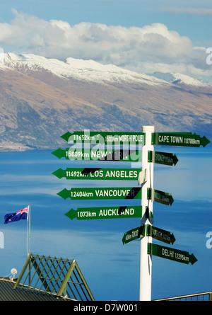 Toutes les directions sign post, Queenstown, Otago, île du Sud, Nouvelle-Zélande Banque D'Images