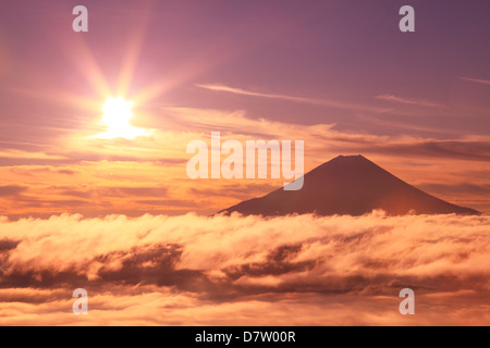 Le Mont Fuji et mer de nuages Banque D'Images