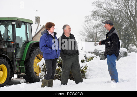 Les Producteurs laitiers Chris & Liz Meilleur de Poole Farm près de Leighterton, Tetbury Gloucestershire qui ont dû jeter du lait lorsque le t Banque D'Images