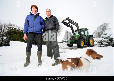 Les Producteurs laitiers Chris & Liz Meilleur de Poole Farm près de Leighterton, Tetbury Gloucestershire qui ont dû jeter du lait lorsque le t Banque D'Images