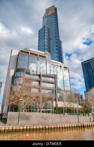 L'Eureka Tower, le plus haut bâtiment dans le quartier central des affaires de Mellbourne, Australie. Banque D'Images