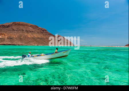 Petit bateau dans les eaux turquoise à Isla Espiritu Santo, Baja California, Mexique Banque D'Images