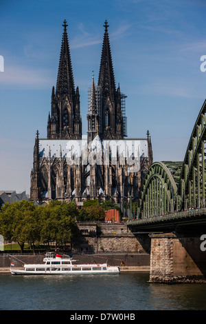 Pont du Rhin et de la cathédrale de Cologne, classée au Patrimoine Mondial de l'UNESCO, du Rhin, Cologne, Rhénanie du Nord-Westphalie, Allemagne Banque D'Images