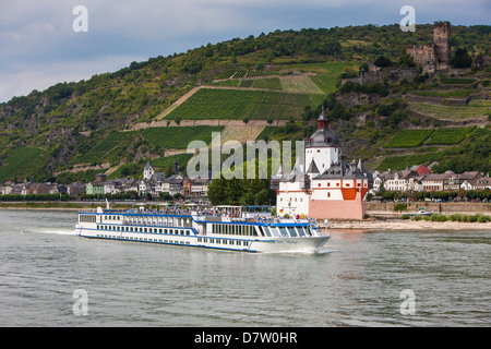 Bateau de croisière passant la souris Tour de Bingen, dans la vallée du Rhin, Rhénanie-Palatinat, Allemagne Banque D'Images