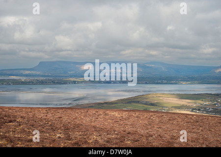 À l'égard Benbulben et Kings Mountain depuis le sommet du Knocknarea, Comté de Sligo, Irlande Banque D'Images