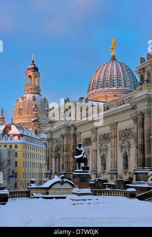 Dresde, un Wintermorgen den Kuppeln der Frauenkirche und der Kunstakademie, Sachsen, Allemagne Banque D'Images