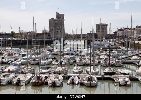 Une vue de la tour de la chaîne (r) et de la tour de St-Nicolas à l'embouchure du port de La Rochelle, France Banque D'Images