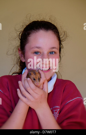 Smiling Girl avec Hamster animaux Banque D'Images