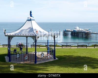 La jetée vue depuis le jardin de Happy Valley avec aire de jeux pour enfants à Llandudno Wales, Royaume-Uni Banque D'Images