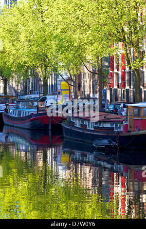 Péniches sur le canal, Amsterdam, Pays-Bas Banque D'Images