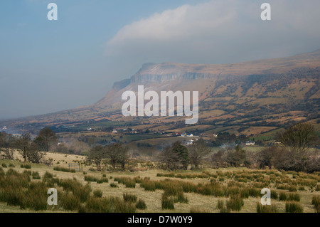 Matin brumeux à l'ouest vers le nord-Benbulben et Kings Mountain, Comté de Sligo, Irlande, Irlande Banque D'Images