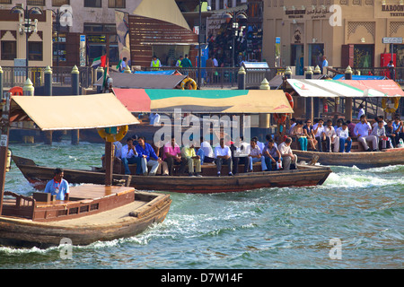 Ferries sur la Crique de Dubaï, Dubaï, Émirats arabes unis, Moyen Orient Banque D'Images