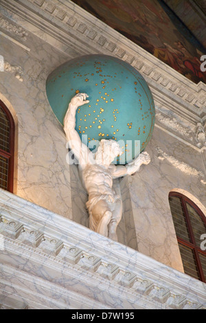 Statue d'Atlas holding l'univers sur ses épaules dans le Palais Royal, Amsterdam, Pays-Bas Banque D'Images