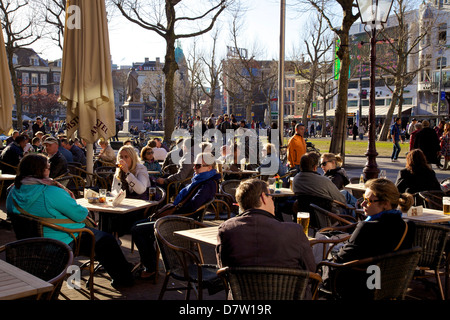 Les gens boivent au cafe à Rembrandtplein, Amsterdam, Pays-Bas Banque D'Images