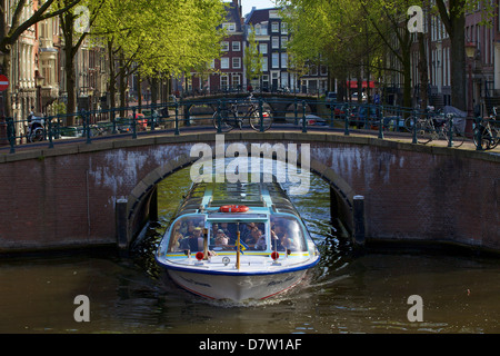 Bateau de tourisme sur le Keizersgracht, Amsterdam, Pays-Bas Banque D'Images