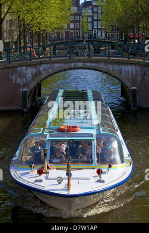 Bateau de tourisme sur le Keizersgracht, Amsterdam, Pays-Bas Banque D'Images