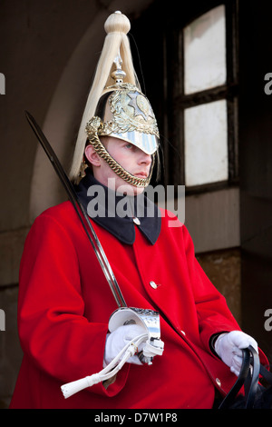 Cavalerie de famille monté la garde à l'extérieur entrée de Horseguards Parade, Whitehall, Londres, Angleterre, Royaume-Uni Banque D'Images