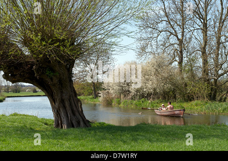 River Stour sur la frontière Essex-Suffolk, Flatford, Suffolk, Royaume-Uni. Banque D'Images