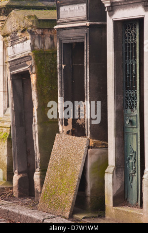 Les tombes de cimetière du Père Lachaise, Paris, France Banque D'Images
