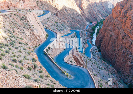 Route sinueuse raide jusqu'au Gorges du Dadès, vallée du Dadès, au Maroc, Afrique du Nord Banque D'Images