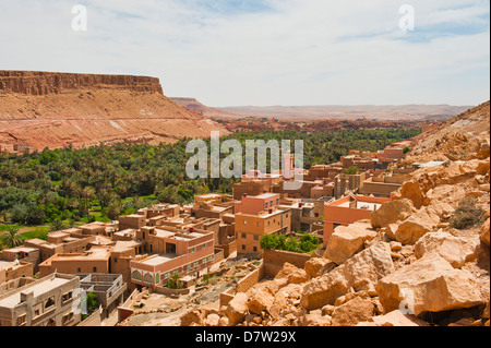 Ville typique du désert marocain à distance sur la route de la Gorges de Todra, Maroc, Afrique du Nord Banque D'Images