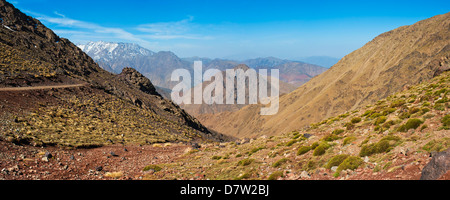 Le paysage de montagne du Haut Atlas à pied entre la station de ski de l'Oukaimeden et Tacheddirt, Haut Atlas, Maroc, Afrique du Nord Banque D'Images