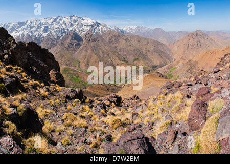 Le paysage de montagne du Haut Atlas à pied entre la station de ski de l'Oukaimeden et Tacheddirt, Haut Atlas, Maroc, Afrique du Nord Banque D'Images