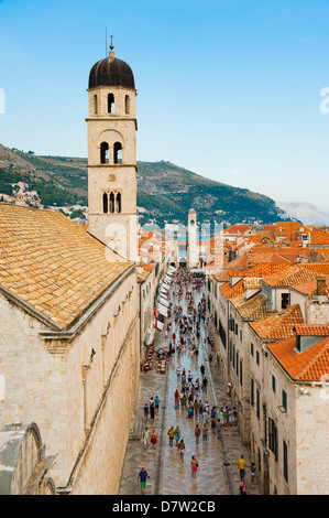 La vieille ville de Dubrovnik, Stradun, Franciscan Monastery et clocher de la ville, site du patrimoine mondial de l'UNESCO, Dubrovnik, Croatie Banque D'Images