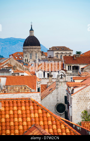 Cathédrale de Dubrovnik spire, vu depuis les remparts de la ville de Dubrovnik, site classé au Patrimoine Mondial de l'UNESCO, Dubrovnik, Croatie, la côte dalmate Banque D'Images