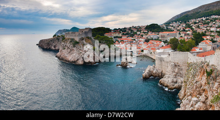 Fort Lovrijenac (St. Forteresse du Saint-Laurent) et le littoral des vieux murs de la ville, de la côte dalmate, Dubrovnik, Croatie, Adriatique Banque D'Images