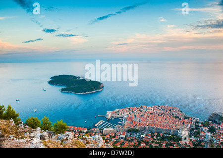 Vue sur Dubrovnik, l'île de Lokum et la mer Adriatique, la côte dalmate, Dubrovnik, Croatie Banque D'Images