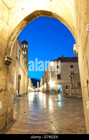 Stradun, le monastère franciscain et la vieille ville de clocher dans la vieille ville de Dubrovnik, site classé au Patrimoine Mondial de l'UNESCO, Dubrovnik, Croatie Banque D'Images