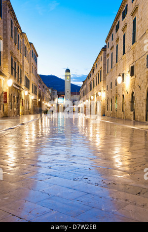 Clocher de la ville sur la rue principale Stradun, dans la vieille ville de Dubrovnik la nuit, Site du patrimoine mondial de l'UNESCO, Dubrovnik, Croatie Banque D'Images