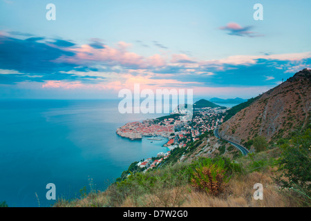 La vieille ville de Dubrovnik et le mont Srd au lever du soleil, la côte dalmate, Adriatique, Croatie Banque D'Images