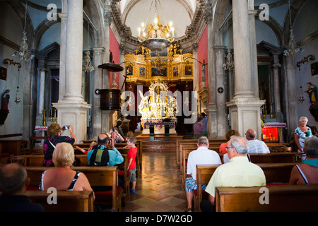 Les touristes à l'intérieur de l'église de Saint-blaise, la vieille ville de Dubrovnik, site classé au Patrimoine Mondial de l'UNESCO, Dubrovnik, Croatie Banque D'Images