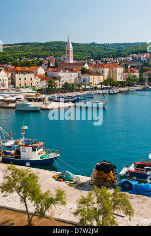 Supetar port et l'église de l'Annonciation, île de Brac, la côte dalmate, Adriatique, Croatie Banque D'Images