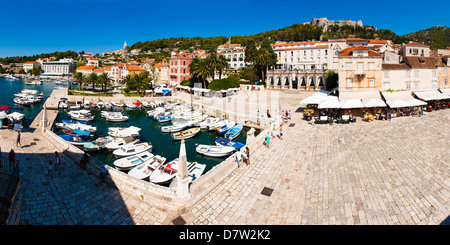 La Place Saint-Marc et du vieux port, de la ville de Hvar, Hvar, île de la côte dalmate, Adriatique, Croatie Banque D'Images