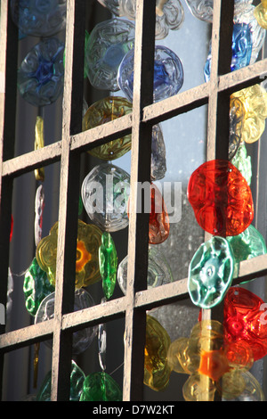 Bouteilles en plastique recyclées utilisées comme décorations à l'extérieur fenêtre dans lucca toscane italie Banque D'Images